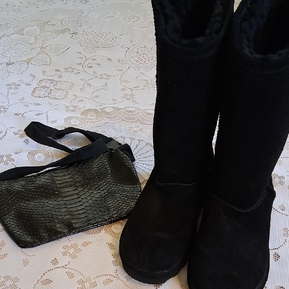 Bear Paws Black Boots with Bonus Unbranded Bumbag  Bundle